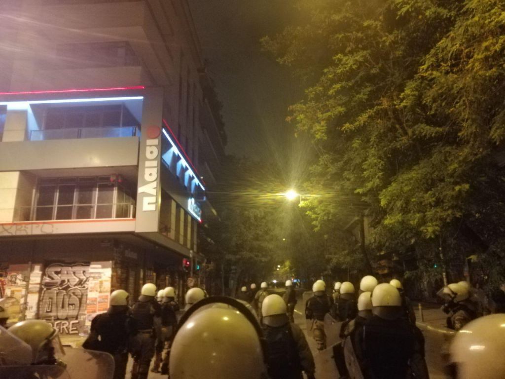 Ηλεκτρισμένη η ατμόσφαιρα – Σε θέσεις μάχης ΜΑΤ και αντιεξουσιαστές