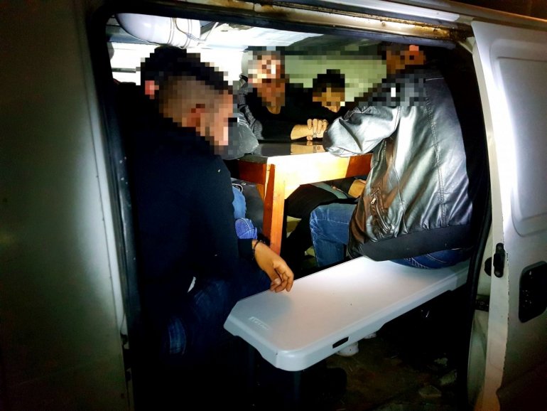 Χίος : Σύλληψη Έλληνα διακινητή που έκρυβε μετανάστες στο βαν του
