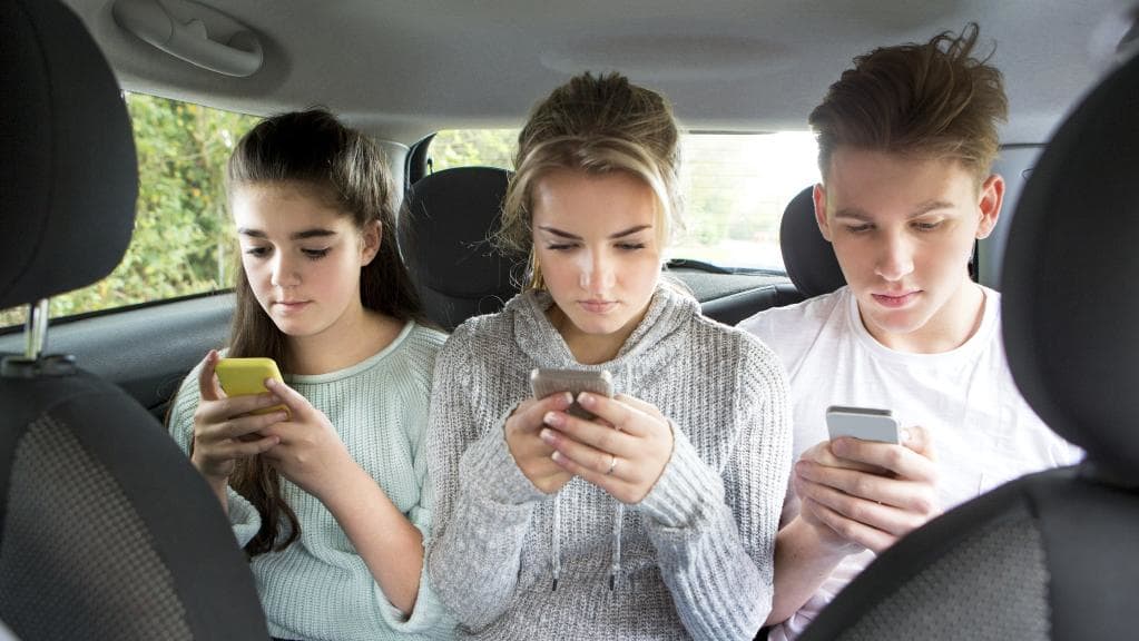 Εθισμένος με το smartphone του ένας στους τέσσερις νέους