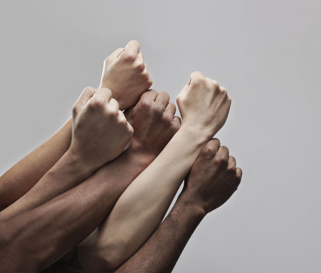 Ρατσιστικό παραλήρημα και προσβολές σε… ζωντανή μετάδοση