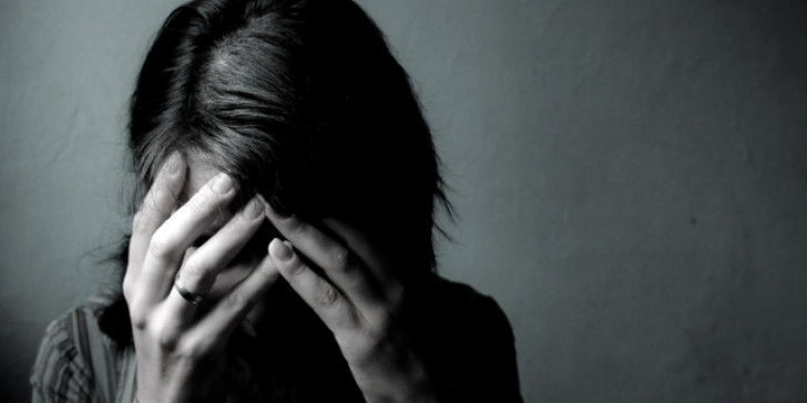 Ενδοοικογενειακή βία: Αυξάνονται τα κρούσματα – Γυναίκες 7 στα 10 θύματα