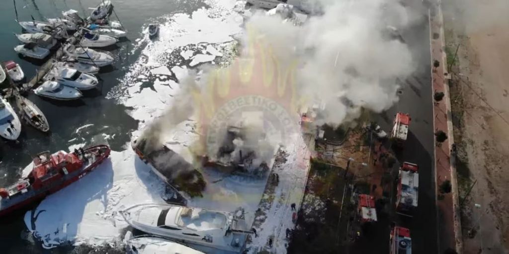 Εντυπωσιακές εικόνες από την κατάσβεση της πυρκαγιάς στη μαρίνα Γλυφάδας