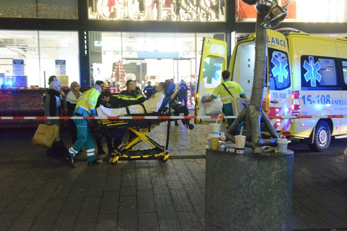 Επίθεση με μαχαίρι σε εμπορικό κέντρο στη Χάγη - Τουλάχιστον 3 τραυματίες | tanea.gr