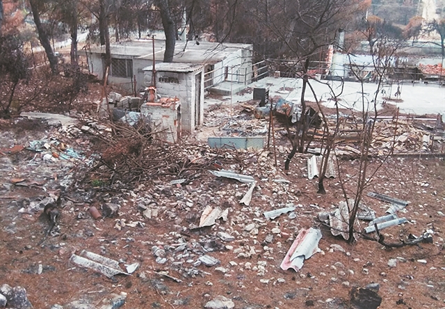 Ο αμίαντος απειλεί ακόμα τους πυρόπληκτους