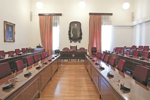 Ο Μανιαδάκης τράβηξε τις «κουκούλες»