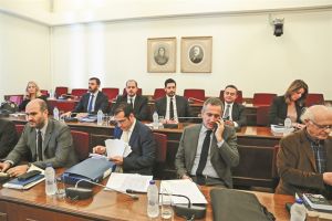 Eπιμένει για τις πιέσεις