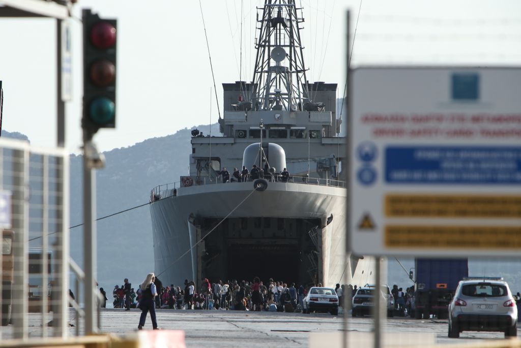 Ελευσίνα : Με πλοία του Πολεμικού Ναυτικού 795 αιτούντες άσυλο από τη Μόρια