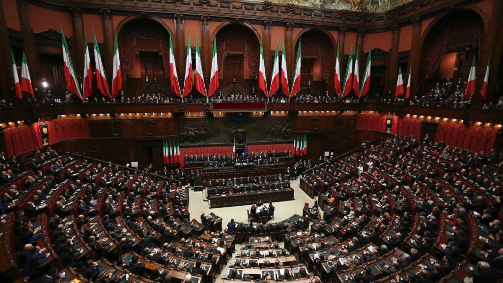 Ιταλός πολιτικός έκανε πρόταση γάμου μέσα στο… κοινοβούλιο