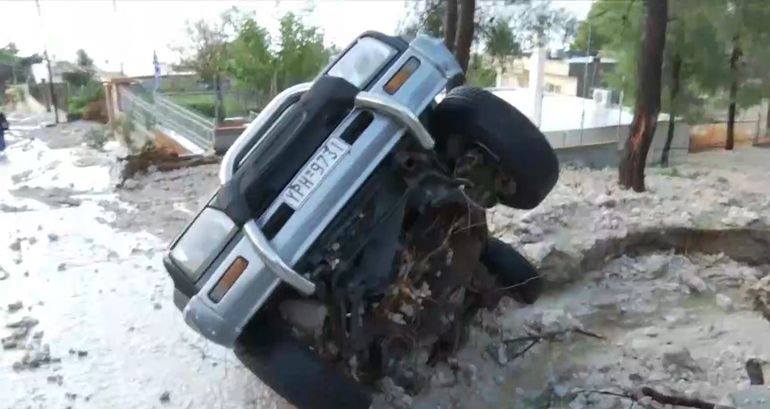 «Πνίγηκε» η Κινέτα : Εικόνες καταστροφής -Συνεχίζεται ο απεγκλωβισμός ατόμων