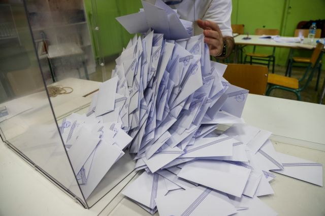 Τα σενάρια για διπλές εκλογές, οι εισηγήσεις στον Μητσοτάκη και η απλή αναλογική
