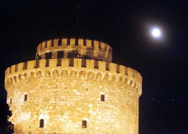 «Αλλάζει» χρώμα ο Λευκός Πύργος για καλό σκοπό