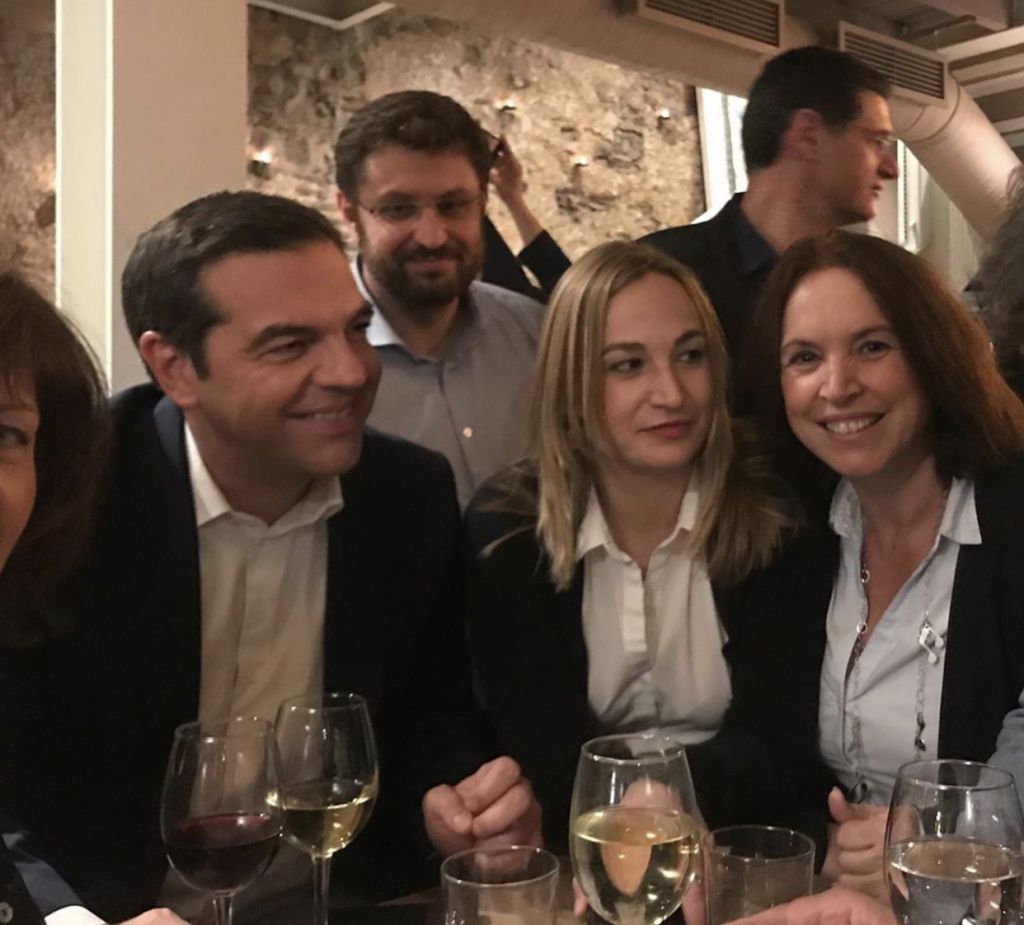 Ο Αλέξης Τσίπρας για ποτό με βουλευτές του ΣΥΡΙΖΑ στου Ψυρρή