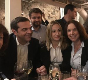 Ο Αλέξης Τσίπρας για ποτό με βουλευτές του ΣΥΡΙΖΑ στου Ψυρρή