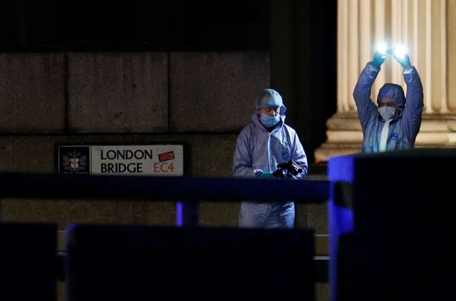 Λονδίνο: Αστυνομικοί πυροβολούν τον δράστη – Πανικός στους δρόμους