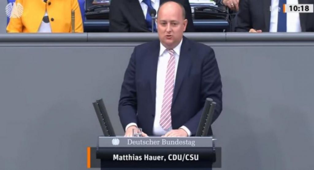 Γερμανία: Βουλευτής έχασε τις αισθήσεις του πάνω στο βήμα της Βουλής