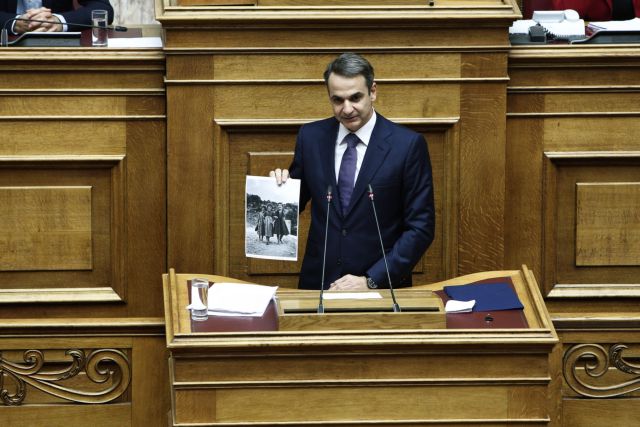 Live: Ο Μητσοτάκης απαντά σε Τσίπρα και Γεννηματά στη Βουλή