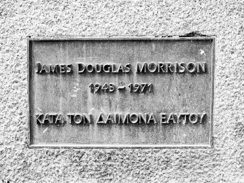 «Κατά τον δαίμονα εαυτού»: Τι σημαίνει η ελληνική φράση στον τάφο του Τζιμ Μόρισον