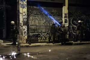 Εξάρχεια : Εφοδος της Αστυνομίας σε πολυκατοικία