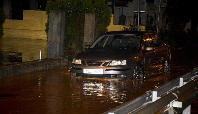 Καιρός : Διακοπή κυκλοφορίας στην Πειραιώς και στα δύο ρεύματα λόγω υδάτων