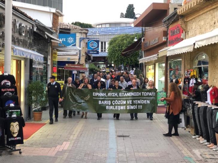 Ελληνοκύπριοι και Τουρκοκύπριοι διαδήλωσαν μαζί ζητώντας λύση στο Κυπριακό | tanea.gr