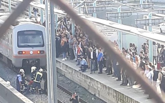 Γλύτωσε από θαύμα: Το τρένο σταμάτησε μπροστά στον άνδρα που είχε πέσει στις γραμμές