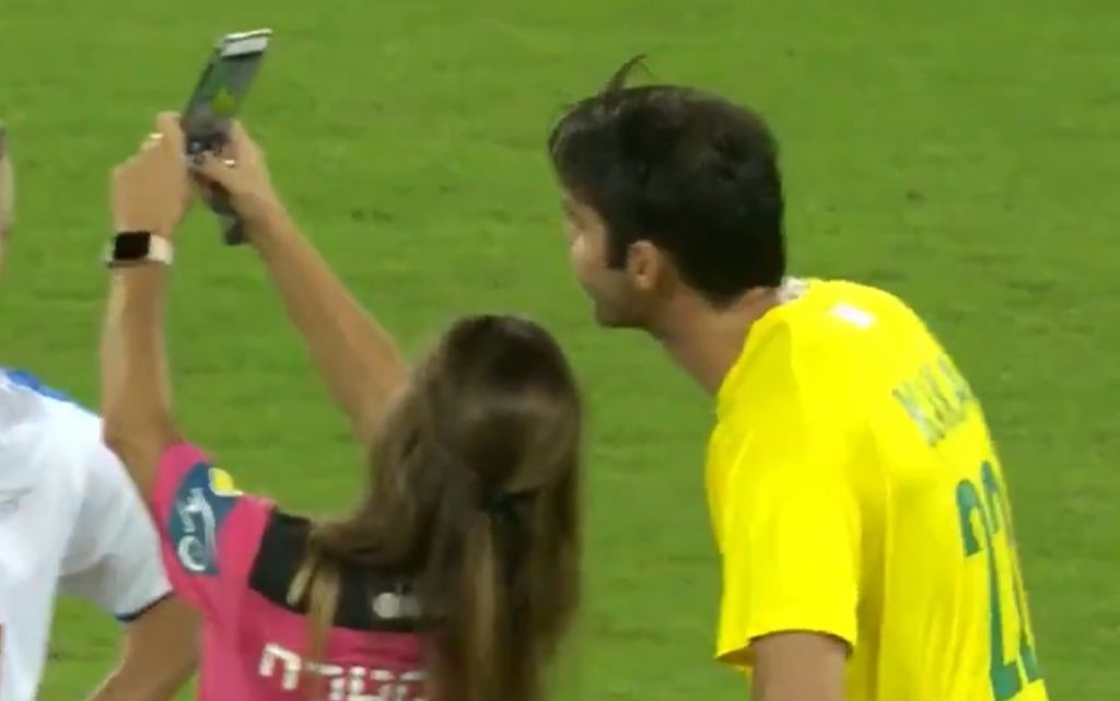 Ισραηλινή διαιτητής έβγαλε selfie την ώρα του ματς