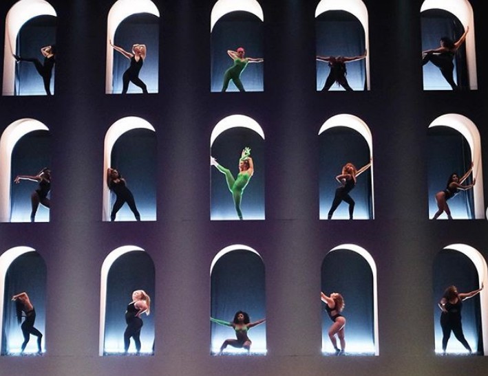 Σχεδιάζοντας τα σκηνικά ενός fashion show της Rihanna