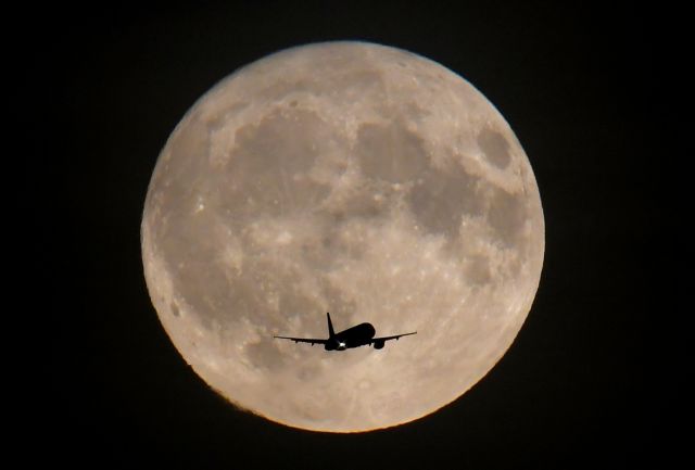 Αποκαλύφθηκε η πραγματική ηλικία της Σελήνης – Είναι γηραιότερη απ’ όσο νομίζαμε | tanea.gr Αποκαλύφθηκε η πραγματική ηλικία της Σελήνης – Είναι γηραιότερη απ’ όσο νομίζαμε | tanea.gr