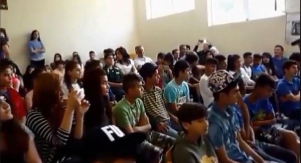 Οι μαθητές στο Μουσικό Σχολείο Σερρών καλωσορίζουν τα προσφυγόπουλα