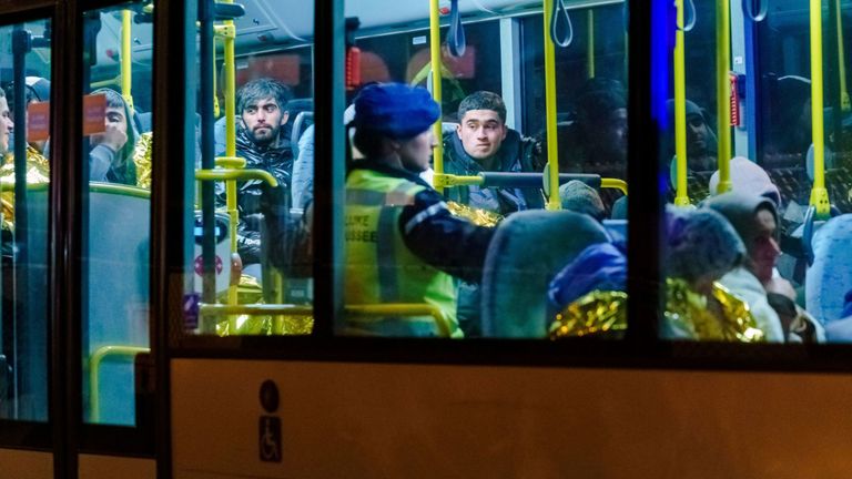 Θρίλερ στην Ολλανδία: Καλά στην υγεία τους οι πρόσφυγες που βρέθηκαν σε ψυχόμενο εμπορευματοκιβώτιο