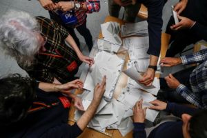 Ισπανία: Νίκη χωρίς αυτοδυναμία για τους Σοσιαλιστές – Ανοδος της Ακροδεξιάς
