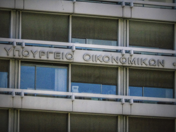 Δύο γραμμές στη σκιά της μεσαίας τάξης