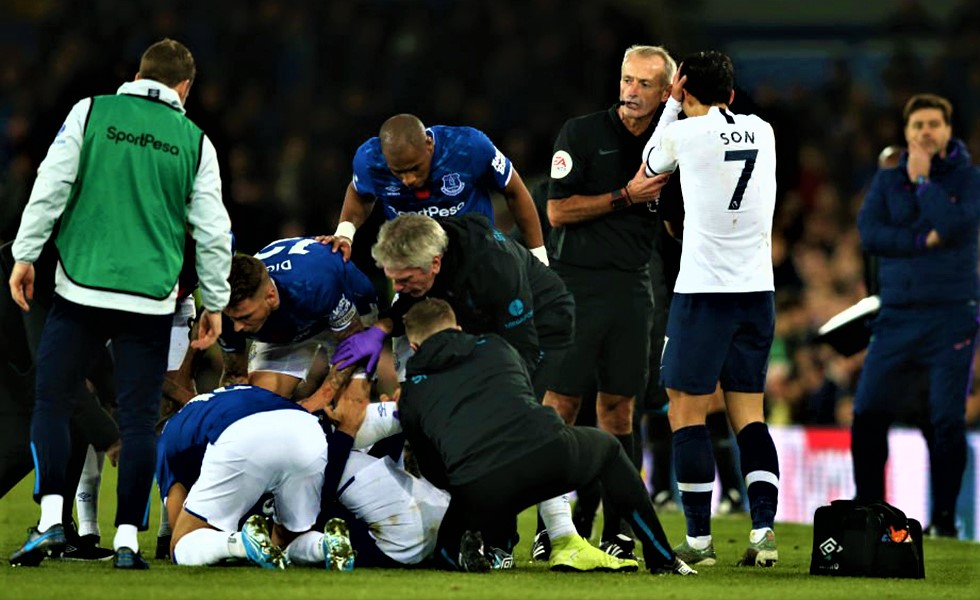 Σοκαριστικός τραυματισμός στο Εβερτον – Τότεναμ: Εγινε κομμάτια το πόδι τού Αντρέ Γκόμες