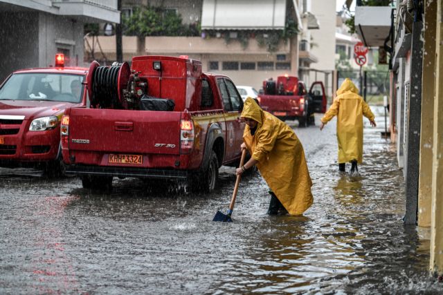 Πλημμύρισε η Χαλκιδική : Απεγκλωβισμός δύο γυναικών από ΙΧ