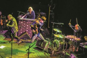 Οι Waterboys τα… σπάνε αναζητώντας τον θεό Πάνα