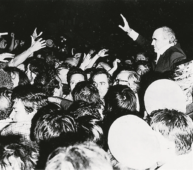 «Σήκω, Γέρο, να μας δεις»