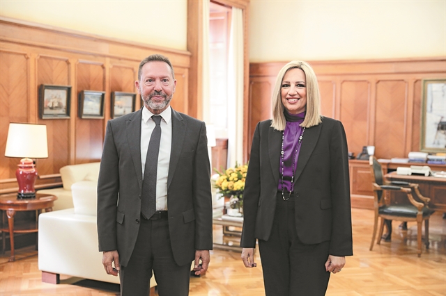 Σκληρή αντιπολίτευση, άνοιγμα στη νεολαία