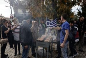 Απέτυχε το ρατσιστικό BBQ στα Διαβατά – Διεθνής διασυρμός