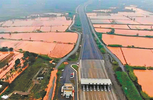 Κόκκινη λίμνη η Μεσσηνία από την καταρρακτώδη βροχή