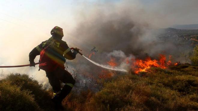 Φωτιά καίει χορτολιβαδική έκταση στους Φούρνους Ικαρίας