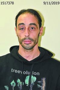 Οι δύο συλληφθέντες και ο καταζητούμενος