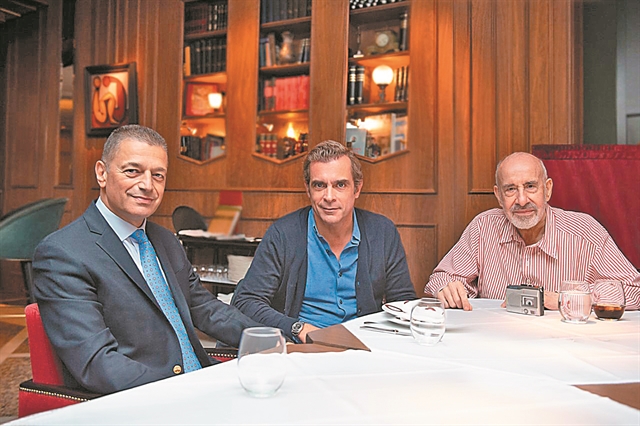 Βάλαμε τον εαυτό μας στα παπούτσια των μεταναστών