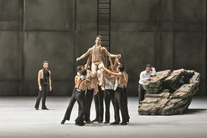 «Ο “χορός με τη σκιά” μας είναι καθρέφτης και πληγή»