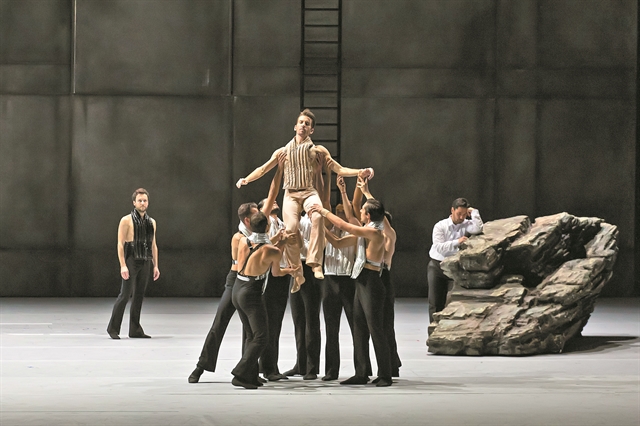 «Ο “χορός με τη σκιά” μας είναι καθρέφτης και πληγή»