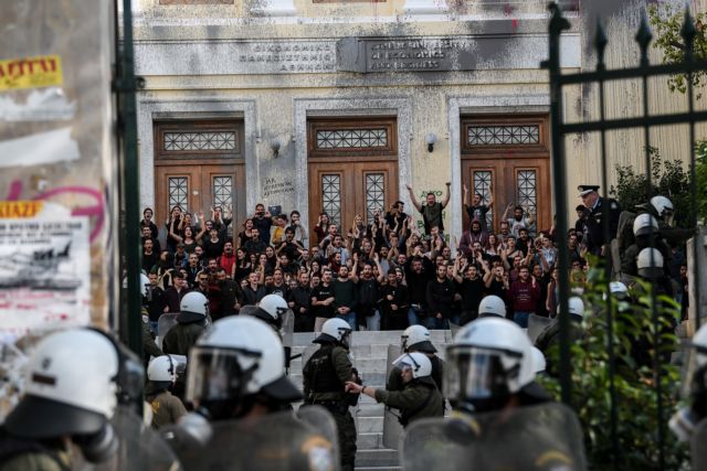 Αγρια κόντρα κυβέρνησης – ΣΥΡΙΖΑ για την εισβολή στην ΑΣΟΕΕ