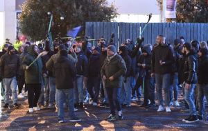 Με ρόπαλα στο γήπεδο οι οπαδοί της Νάπολι