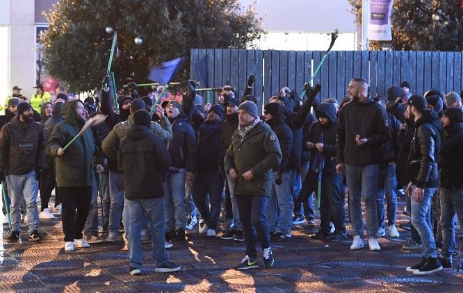 Με ρόπαλα στο γήπεδο οι οπαδοί της Νάπολι