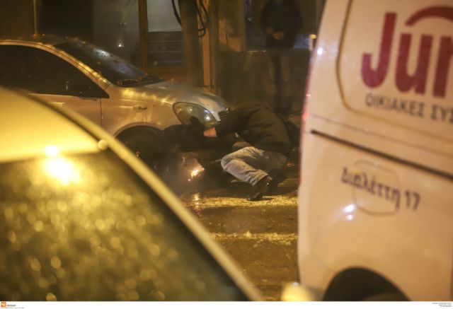 Θεσσαλονίκη: Εριξαν μολότοφ και κάηκαν αυτοκίνητα