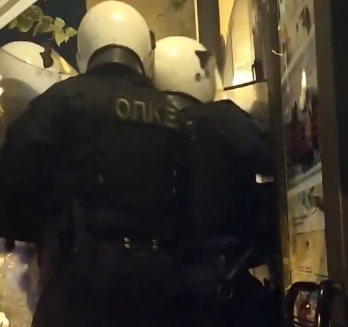 Αστυνομικοί περικύκλωσαν καφενείο στα Εξάρχεια