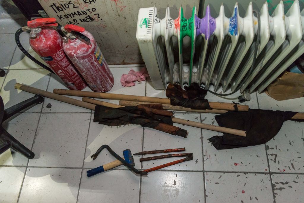 Η Αστυνομία ανακάλυψε ολόκληρο «επιχειρησιακό στρατηγείο» μπαχαλάκηδων στο υπόγειο του Οικονομικού πανεπιστημίου